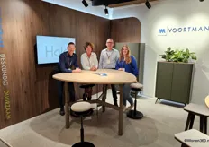 Mick Wiskamp, Lianne van de Venn, Arie Drost, and Demi de Groot are standing around the new Halo meeting system from Voortman Office Furniture.